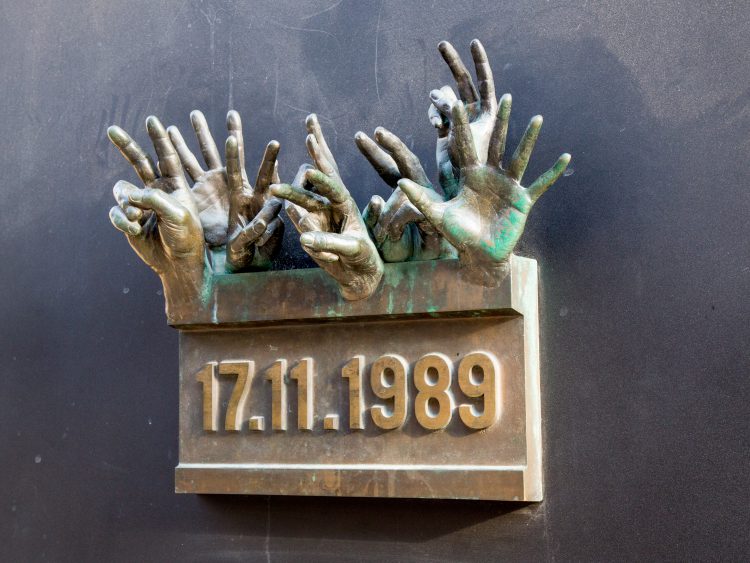 17. listopad = Den boje za